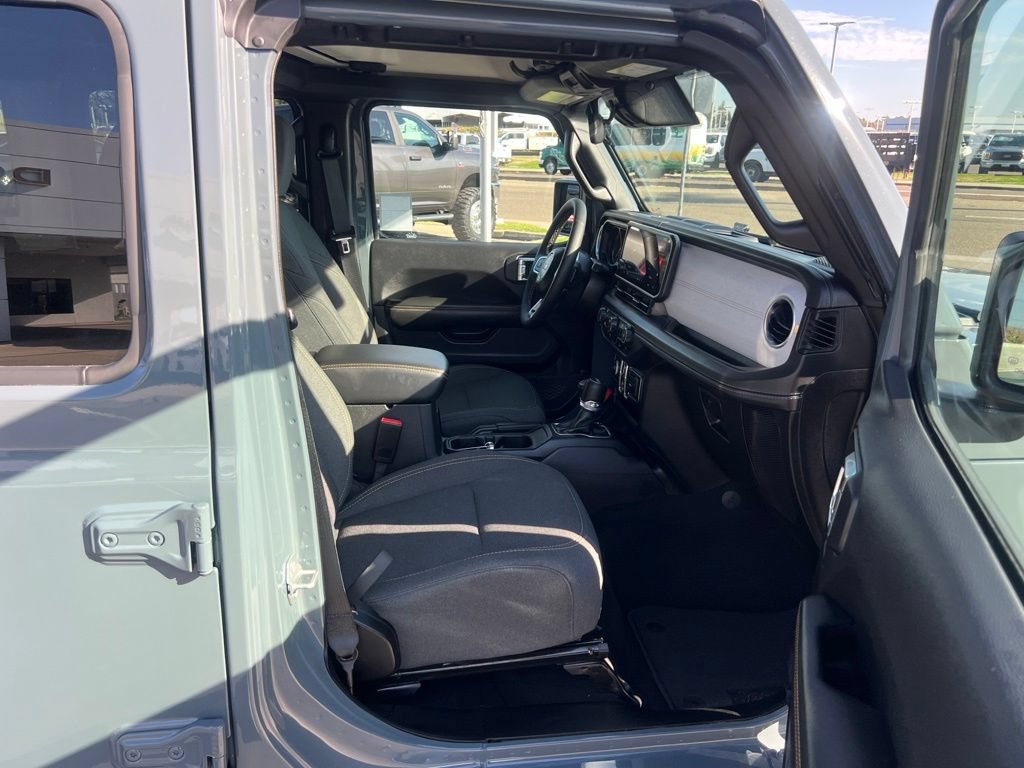 Used 2025 Jeep Wrangler Unlimited Sahara AWD/4WD image 26