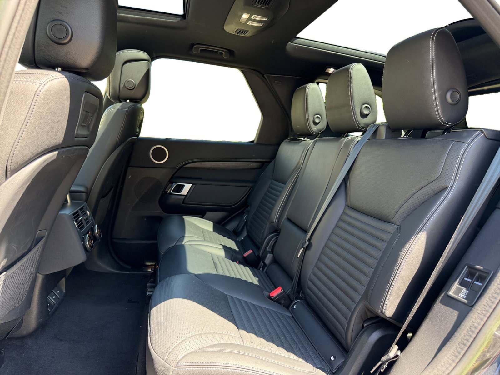 Used 2023 Land Rover Discovery S R-Dynamic AWD/4WD image 16