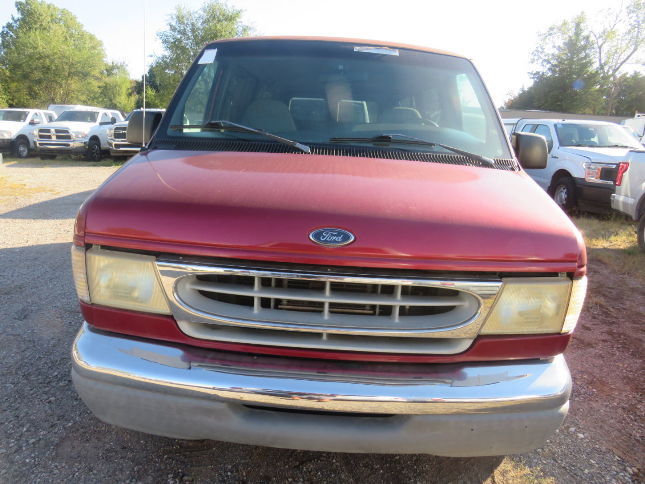 Used 1999 Ford E-150 and Econoline 150 Wagon RWD image 2