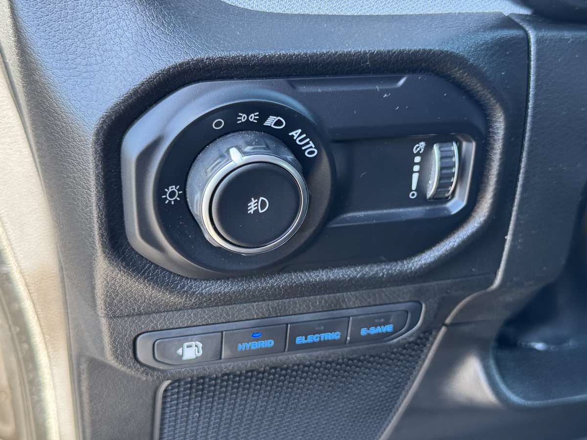 Used 2024 Jeep Wrangler Unlimited w/ Convenience Group AWD/4WD image 28