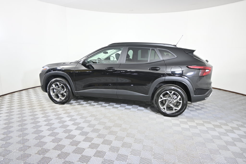 Used 2025 Chevrolet Trax LT FWD image 3