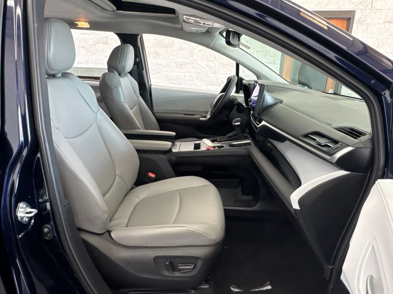 Used 2026 Toyota Sienna XLE FWD image 46