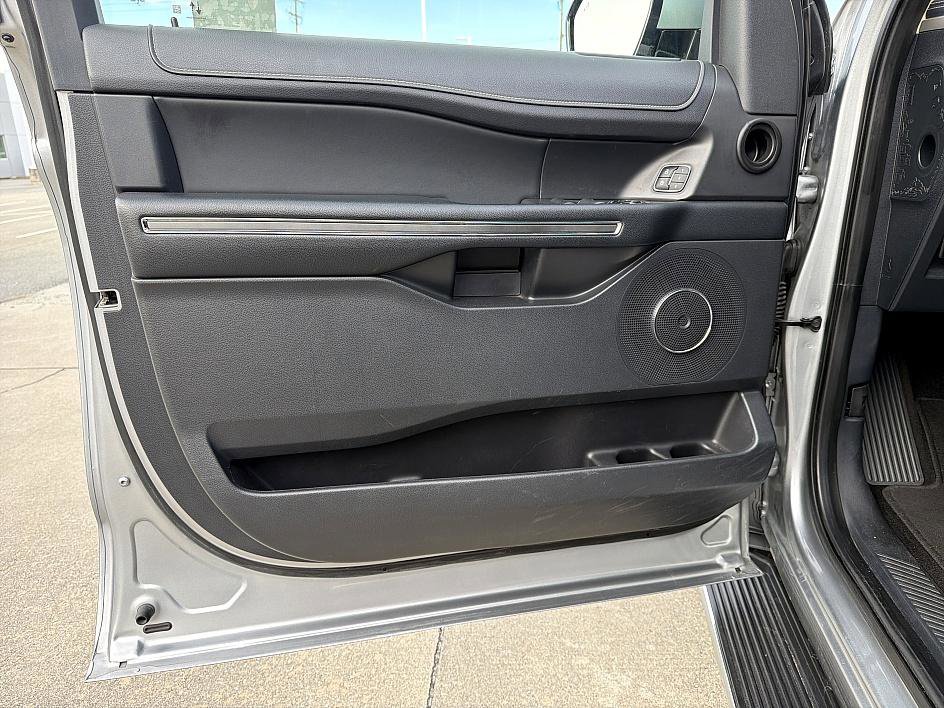 Used 2023 Ford Expedition Max XLT image 9