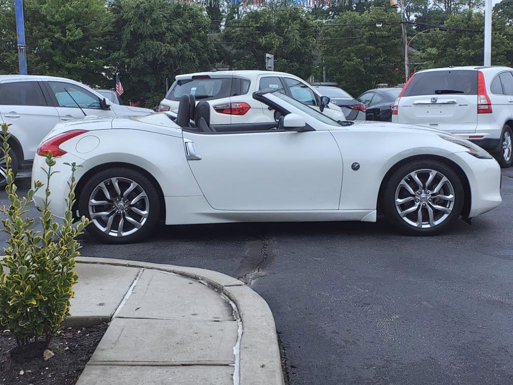 Used 2010 Nissan 370Z Touring image 4