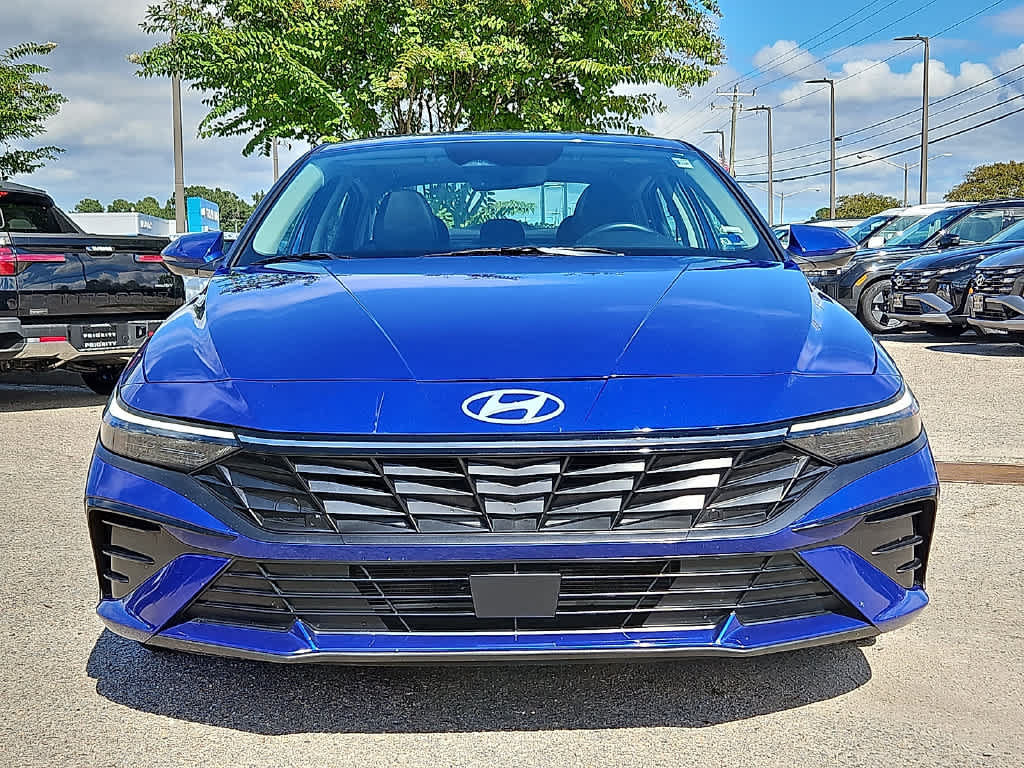 Used 2025 Hyundai Elantra Limited FWD image 2