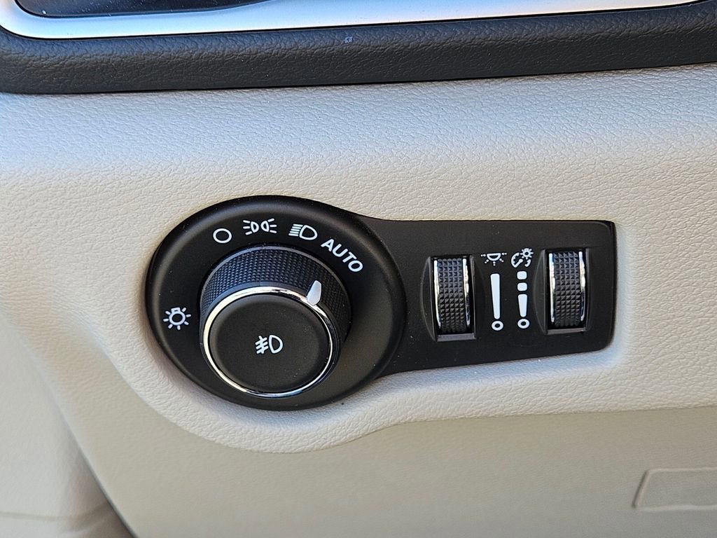 Used 2023 Chrysler Pacifica Touring-L image 26