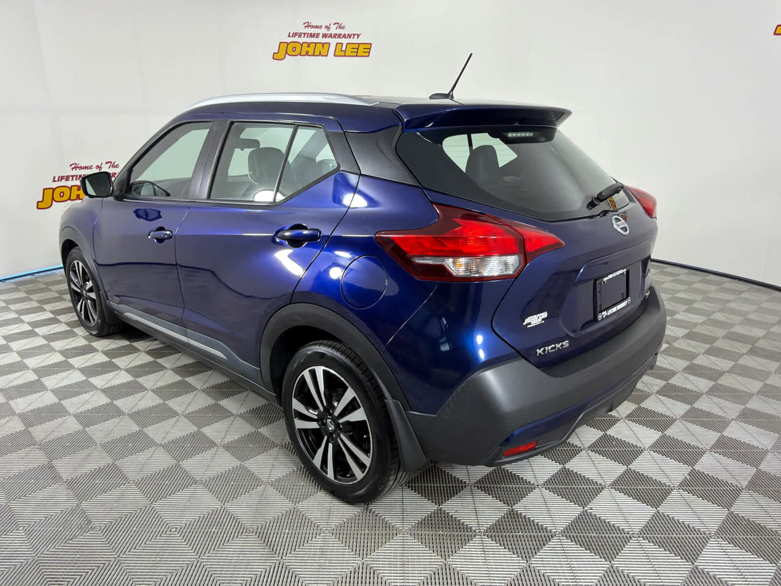 Used 2019 Nissan Kicks SR w/ SR Premium Package FWD image 3