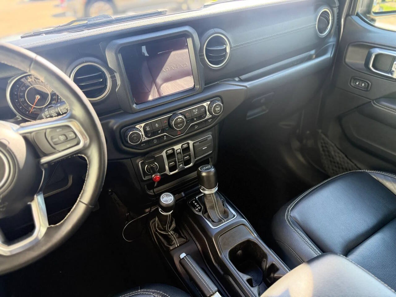 Used 2018 Jeep Wrangler Unlimited Sahara AWD/4WD image 19