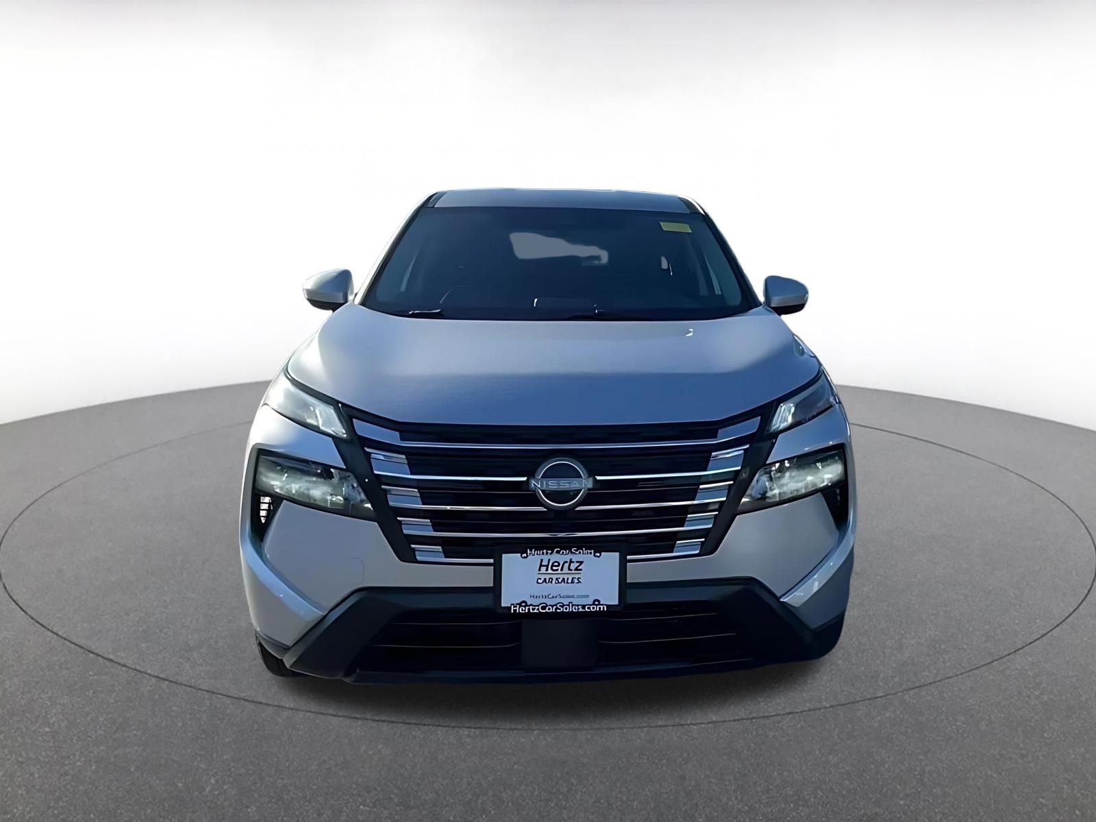 Used 2025 Nissan Rogue SV image 3