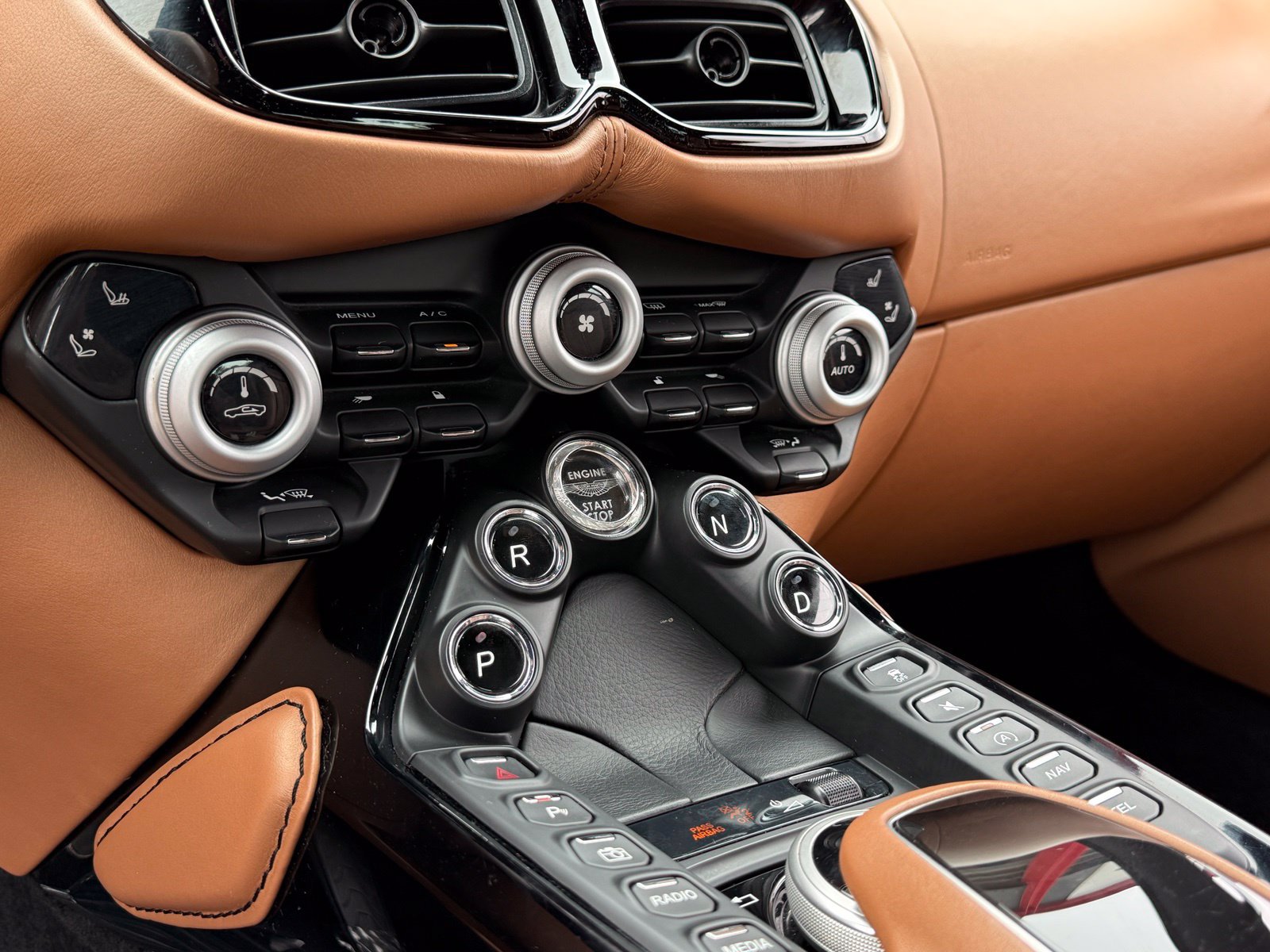 Used 2020 Aston Martin V8 Vantage Coupe RWD image 25