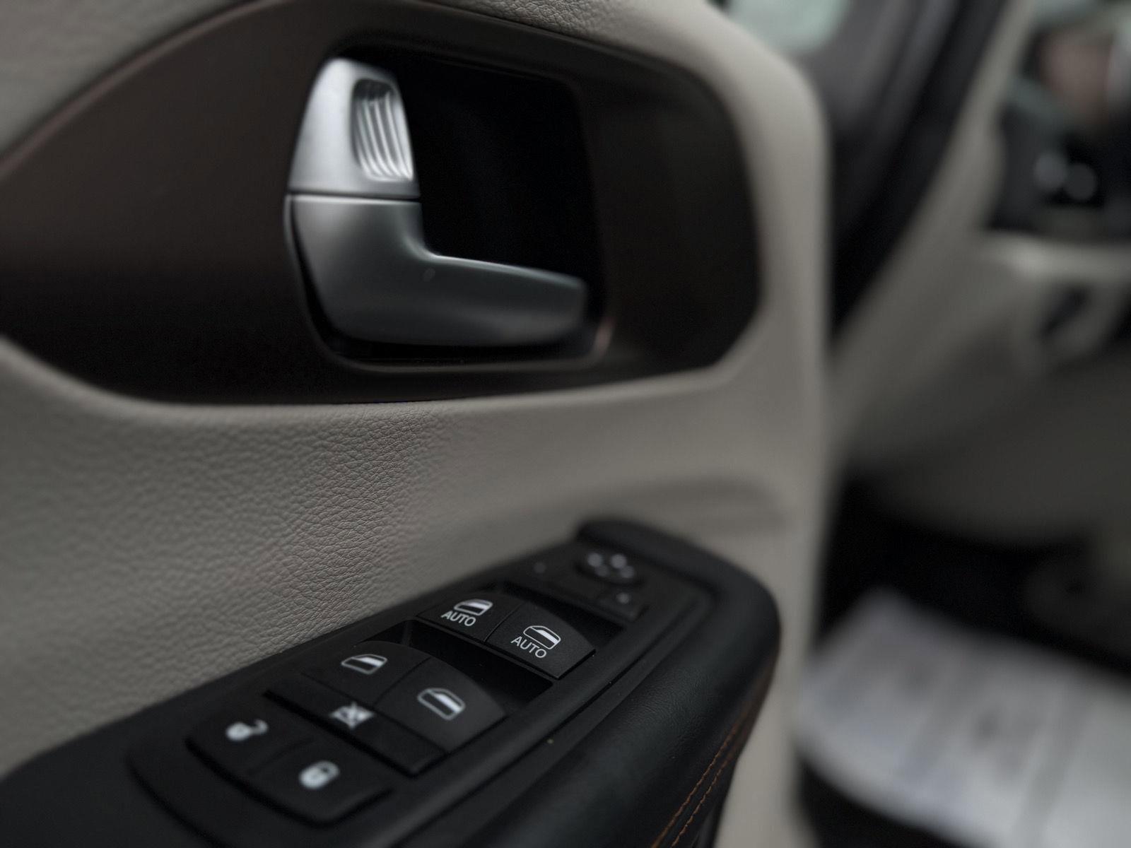 Used 2017 Chrysler Pacifica Touring-L w/ Tire & Wheel Group image 13