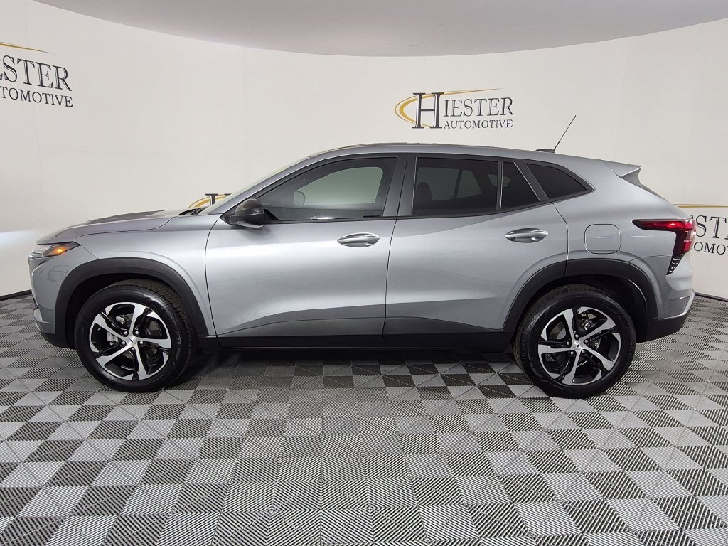 Used 2026 Chevrolet Trax RS w/ Sunroof Package FWD image 7