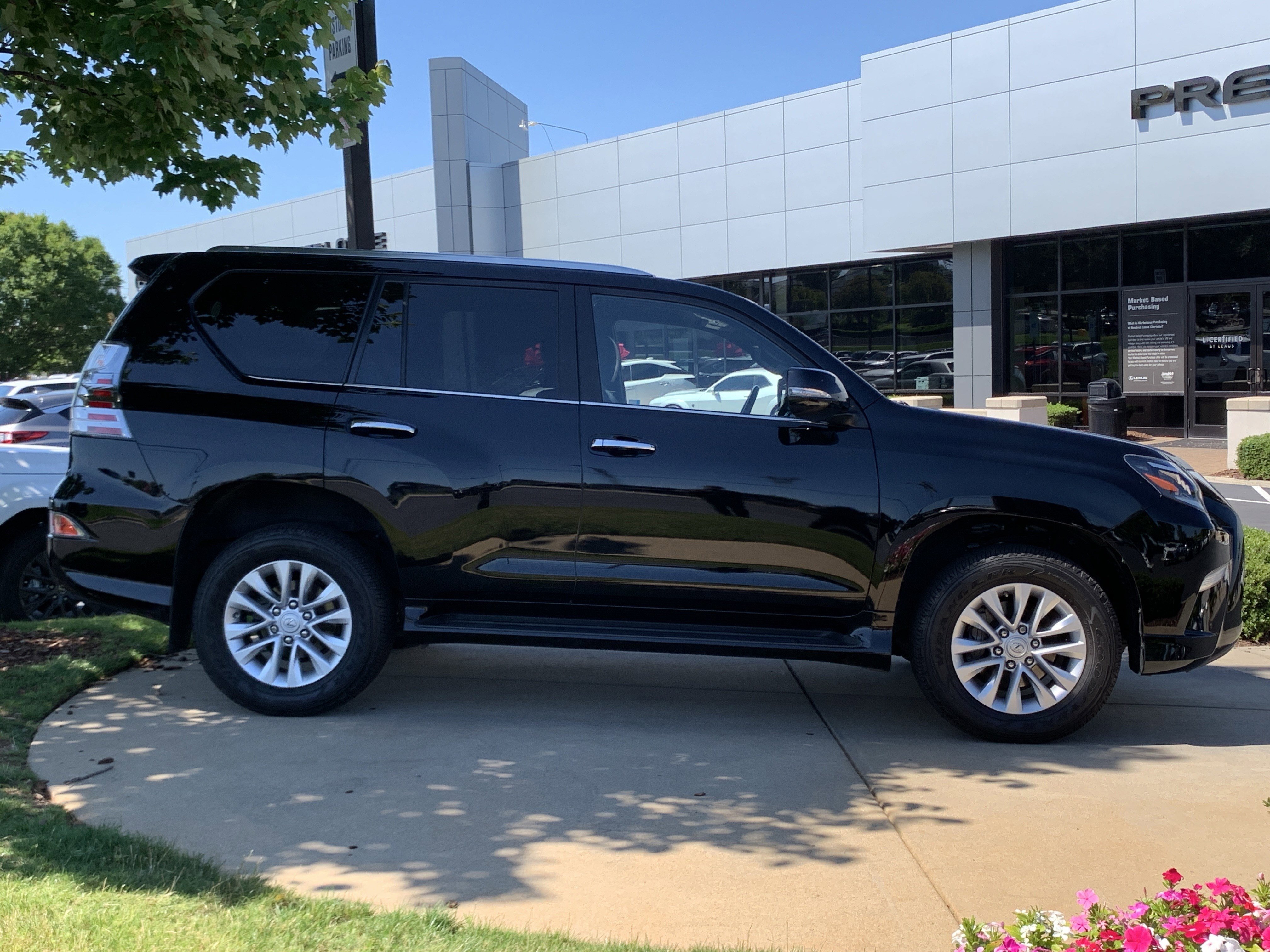 Used 2022 Lexus GX 460 Premium w/ Premium Package AWD/4WD image 11