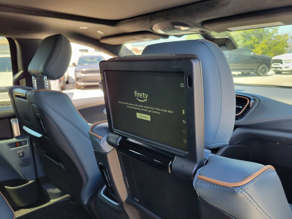 New 2027 Chrysler Pacifica Pinnacle w/ Theater Group AWD/4WD image 22