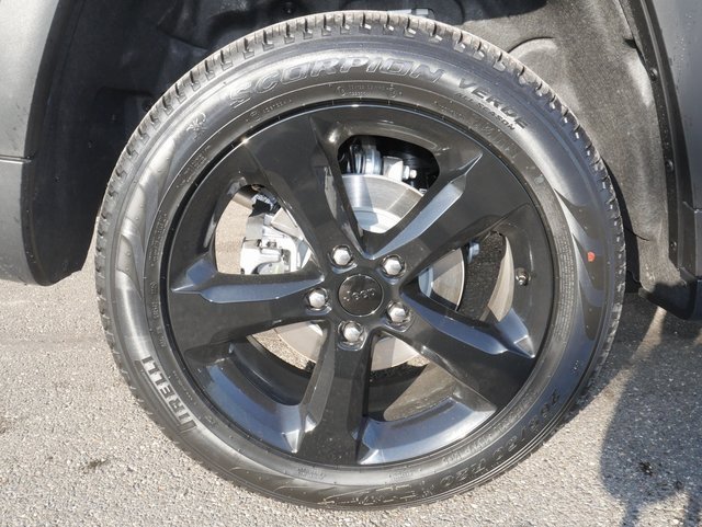 New 2025 Jeep Grand Cherokee Limited w/ Black Appearance Package image 11