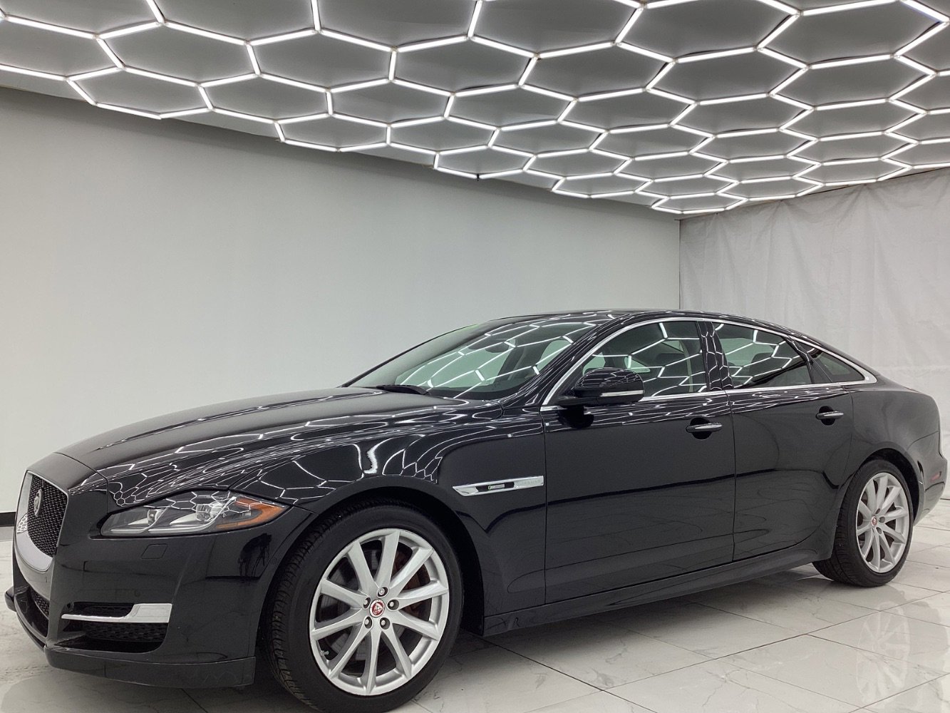 Used 2018 Jaguar XJ R-Sport image 6