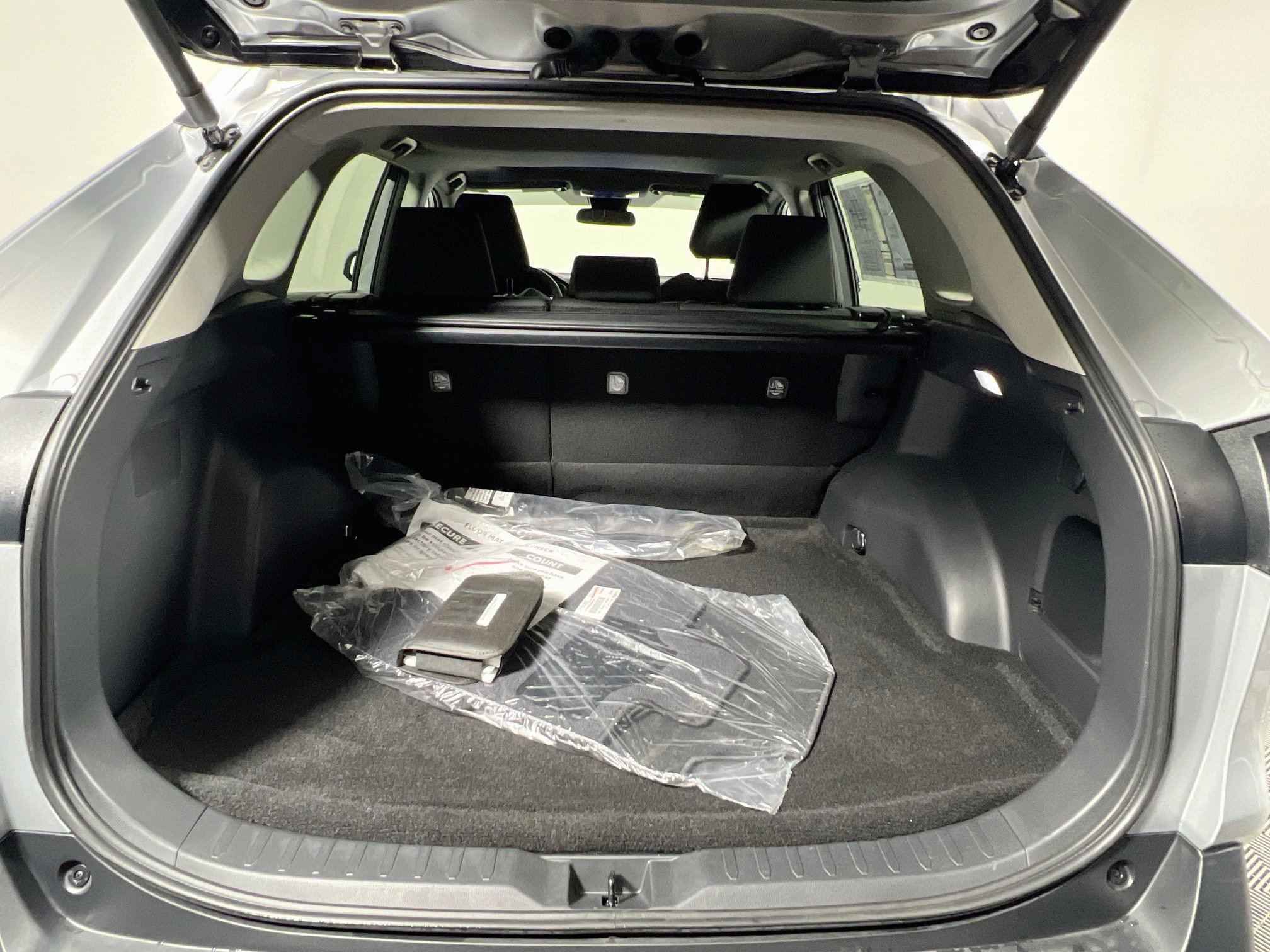 Used 2024 Toyota RAV4 XLE FWD image 33