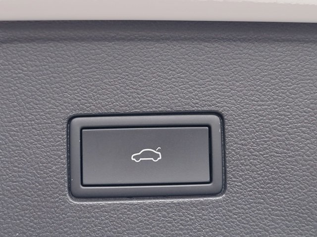 Used 2025 Volkswagen Atlas SE image 30