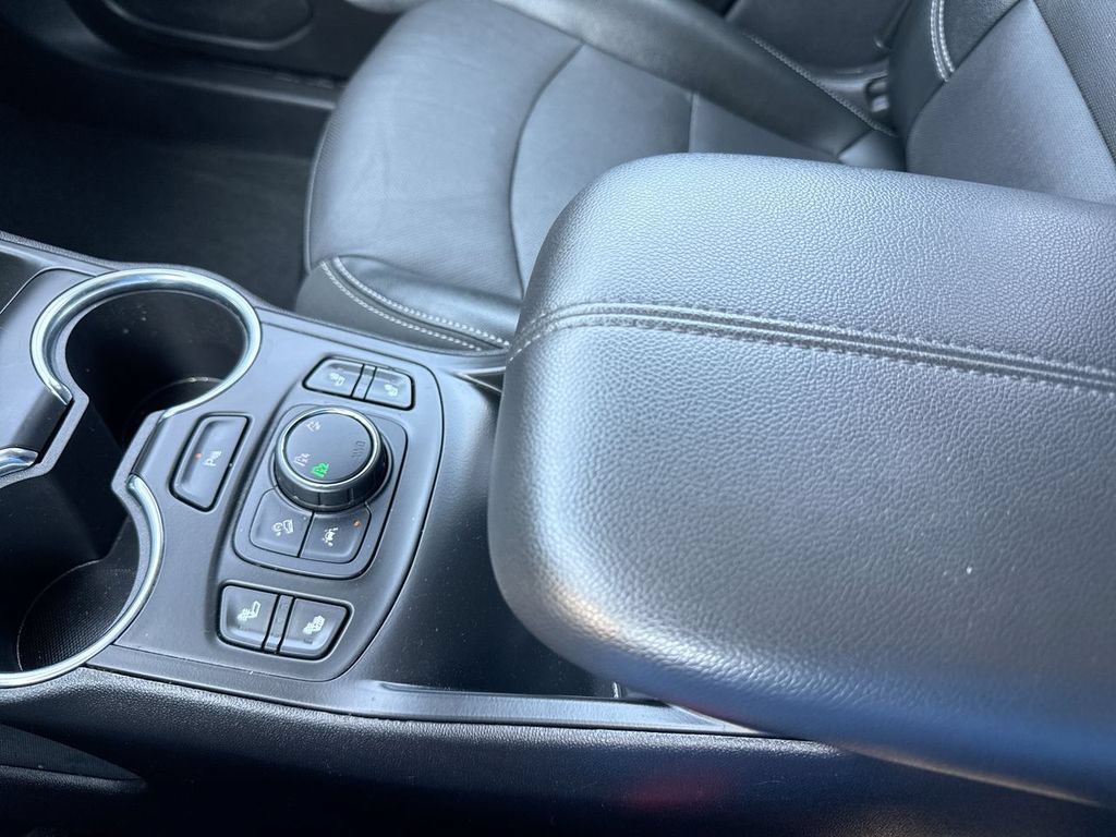 Used 2024 GMC Terrain SLT w/ Infotainment Package II AWD/4WD image 21