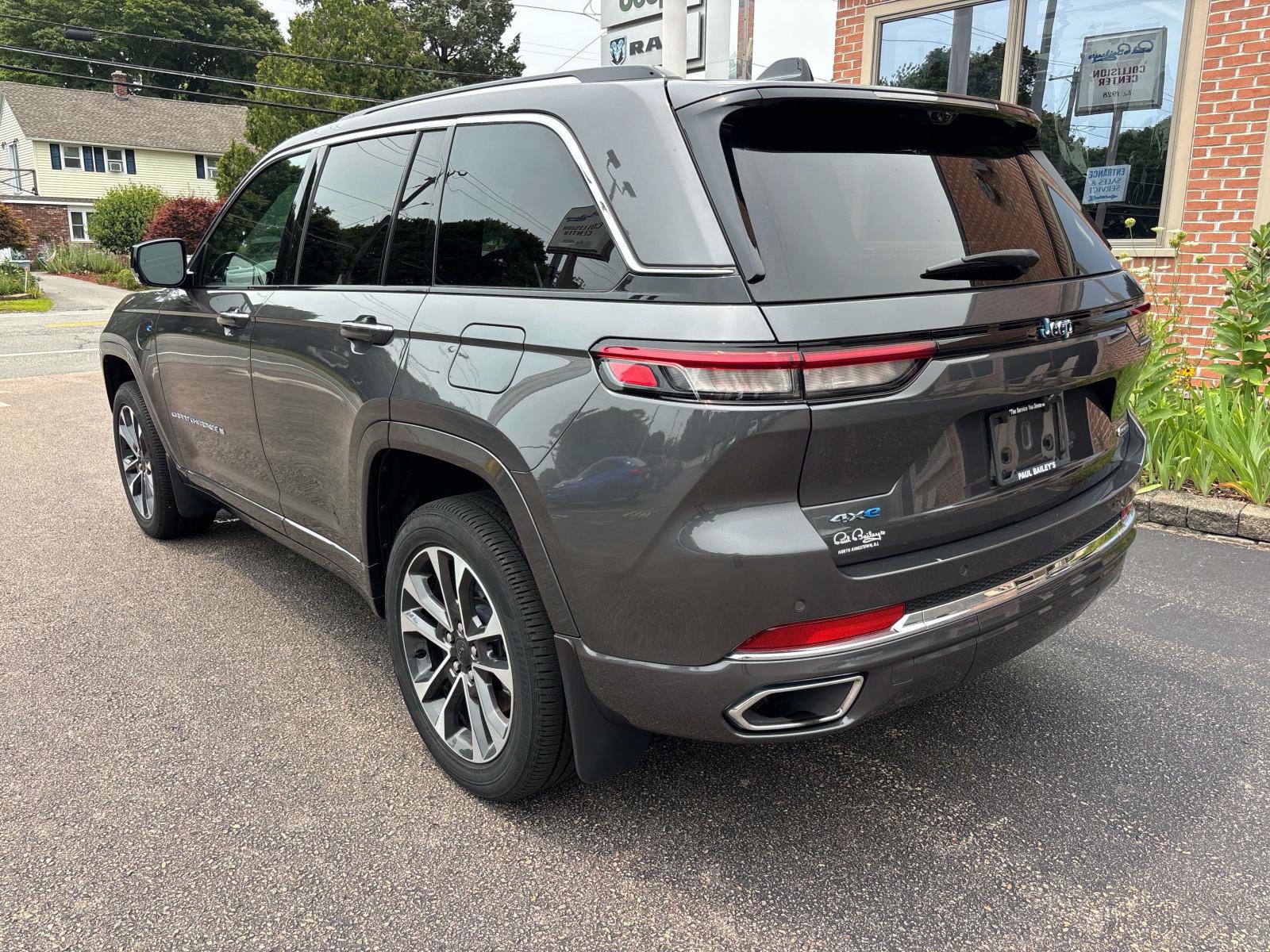Used 2022 Jeep Grand Cherokee Overland w/ Advanced Protech Group III AWD/4WD image 4
