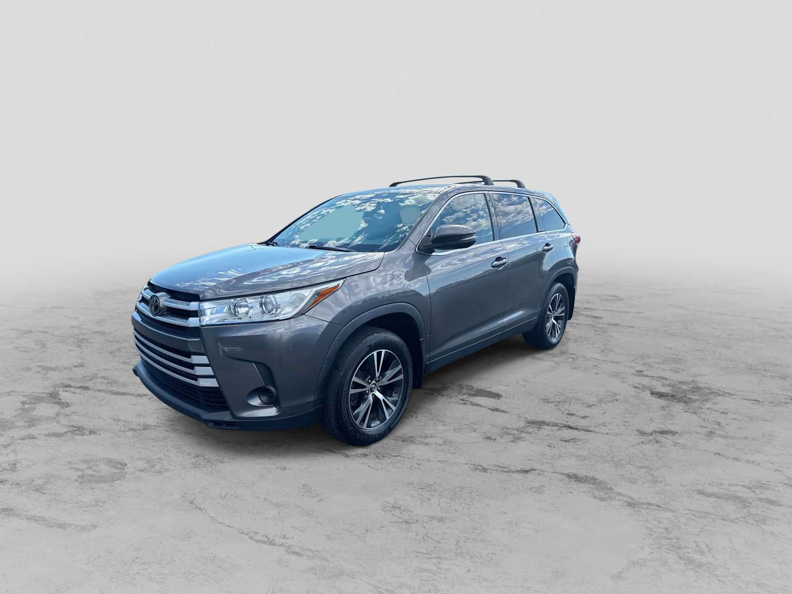 Used 2019 Toyota Highlander LE AWD/4WD image 4