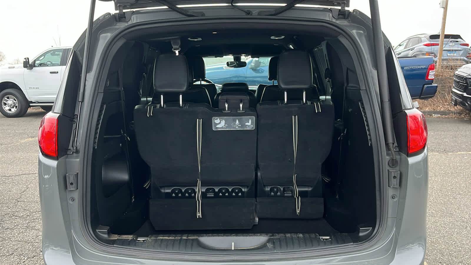 Used 2020 Chrysler Pacifica Touring-L w/ S Appearance Package image 30