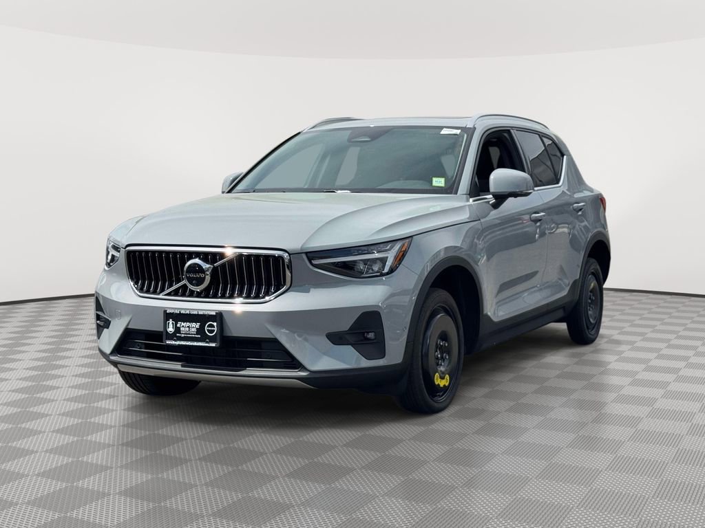 Certified 2025 Volvo XC40 B5 Plus AWD/4WD image 2