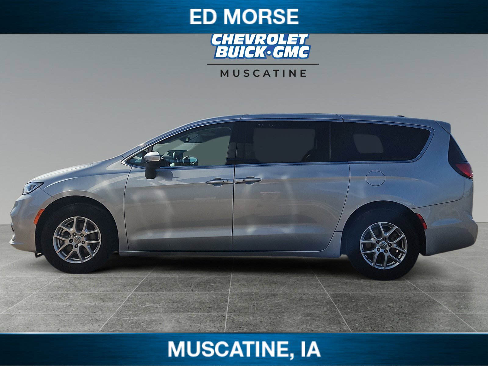Used 2023 Chrysler Pacifica Touring-L FWD image 2