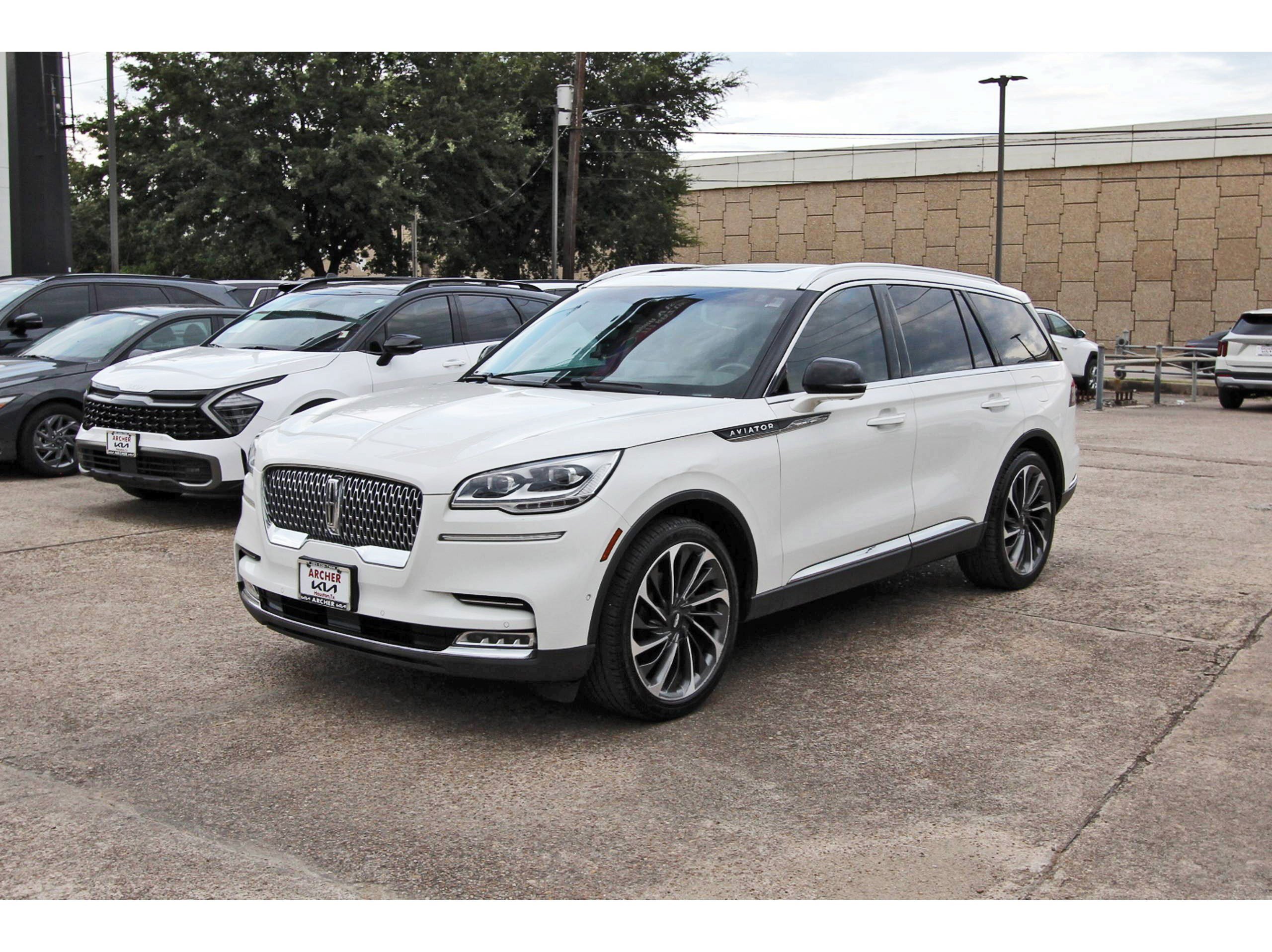 Used 2022 Lincoln Aviator Reserve w/ Equipment Group 201A RWD image 3