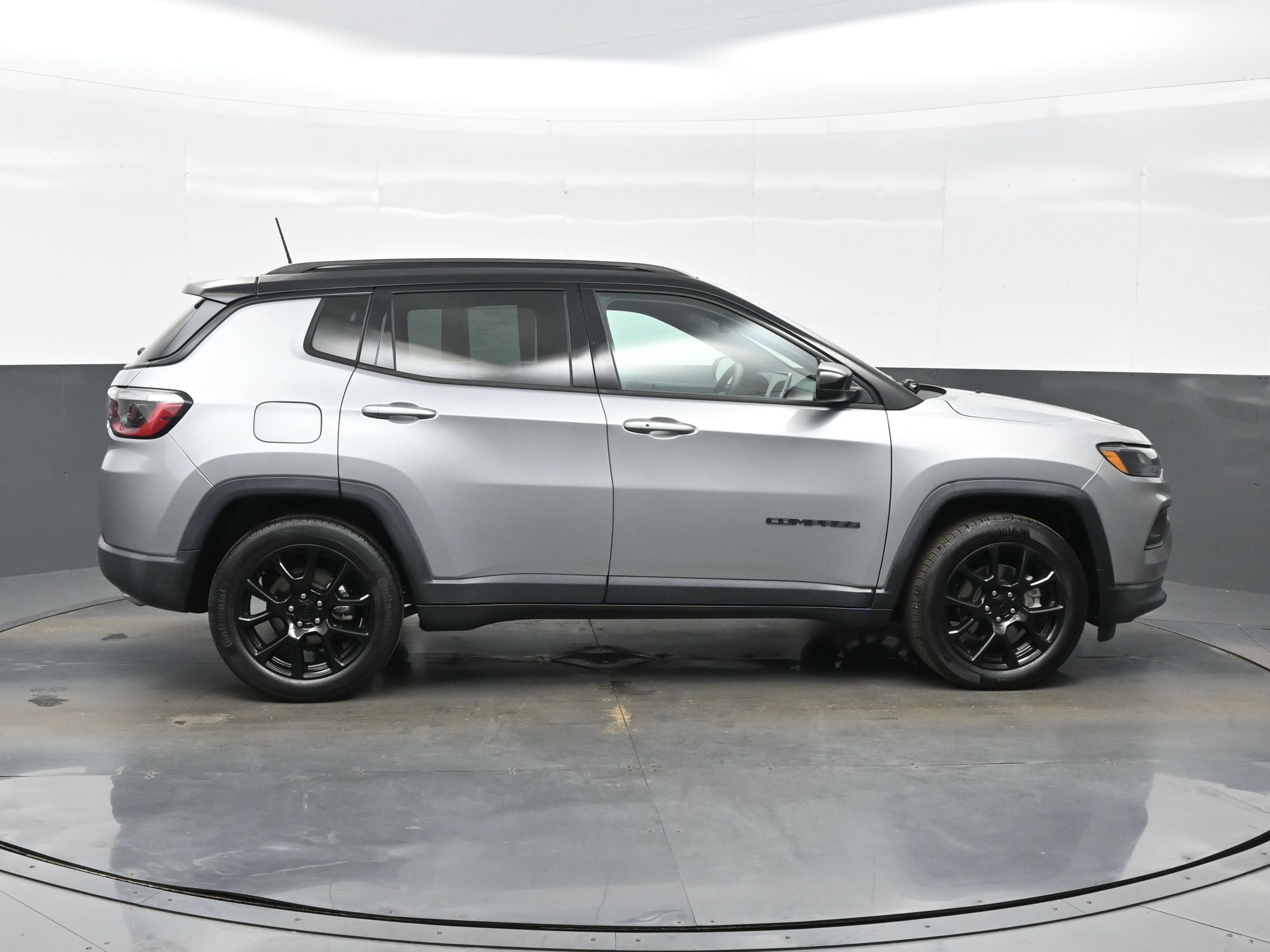 Used 2022 Jeep Compass Latitude FWD image 10