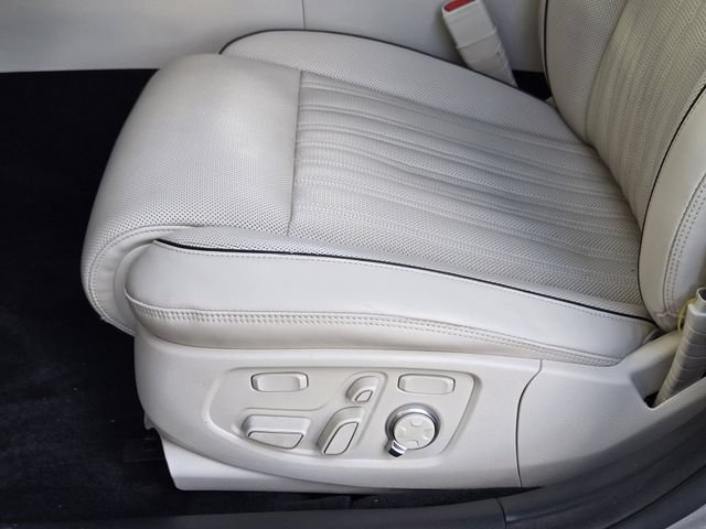 Used 2021 Genesis G90 3.3T Premium RWD image 18