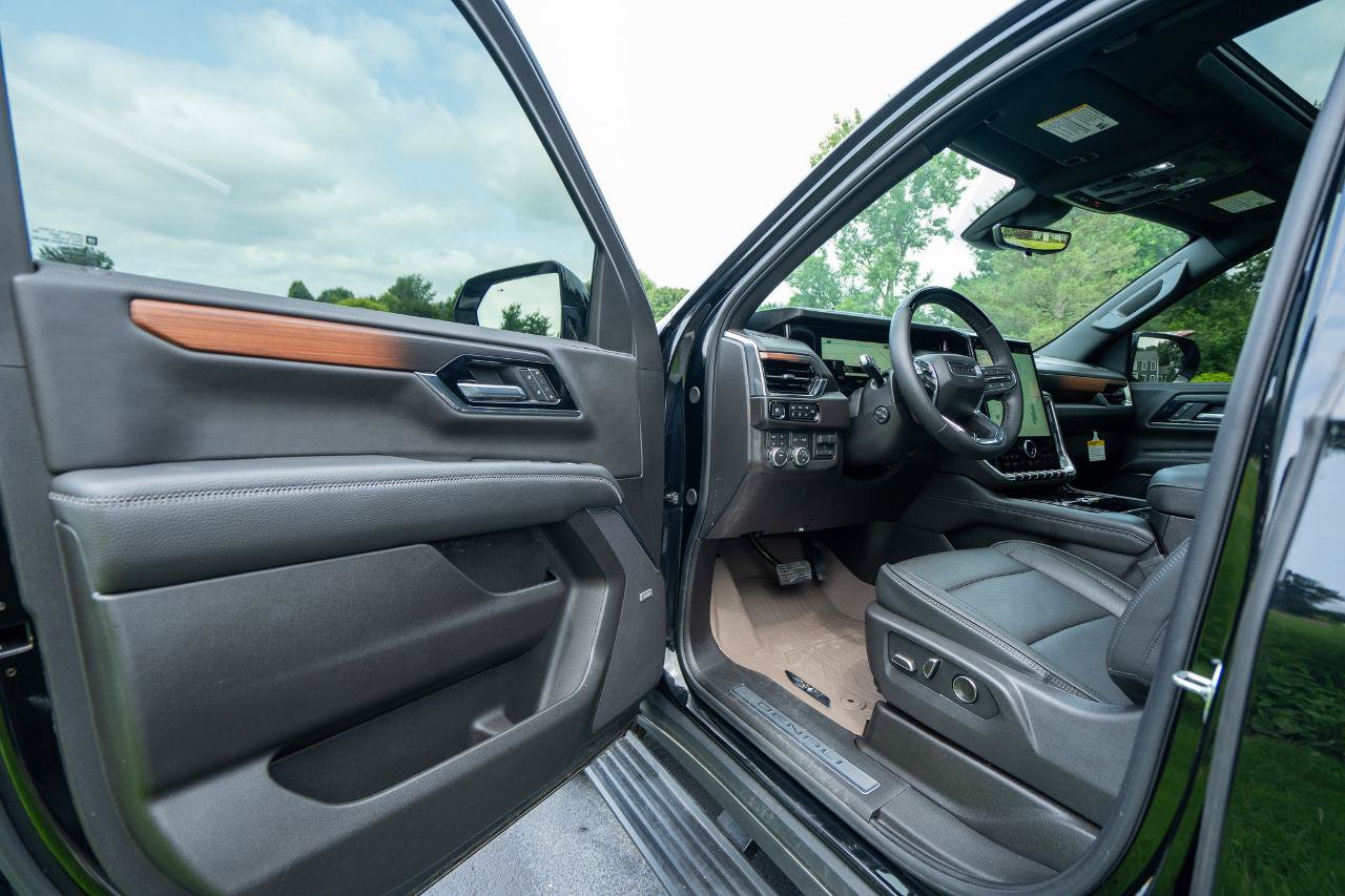 Used 2025 GMC Yukon Denali w/ Denali Reserve Package AWD/4WD image 12