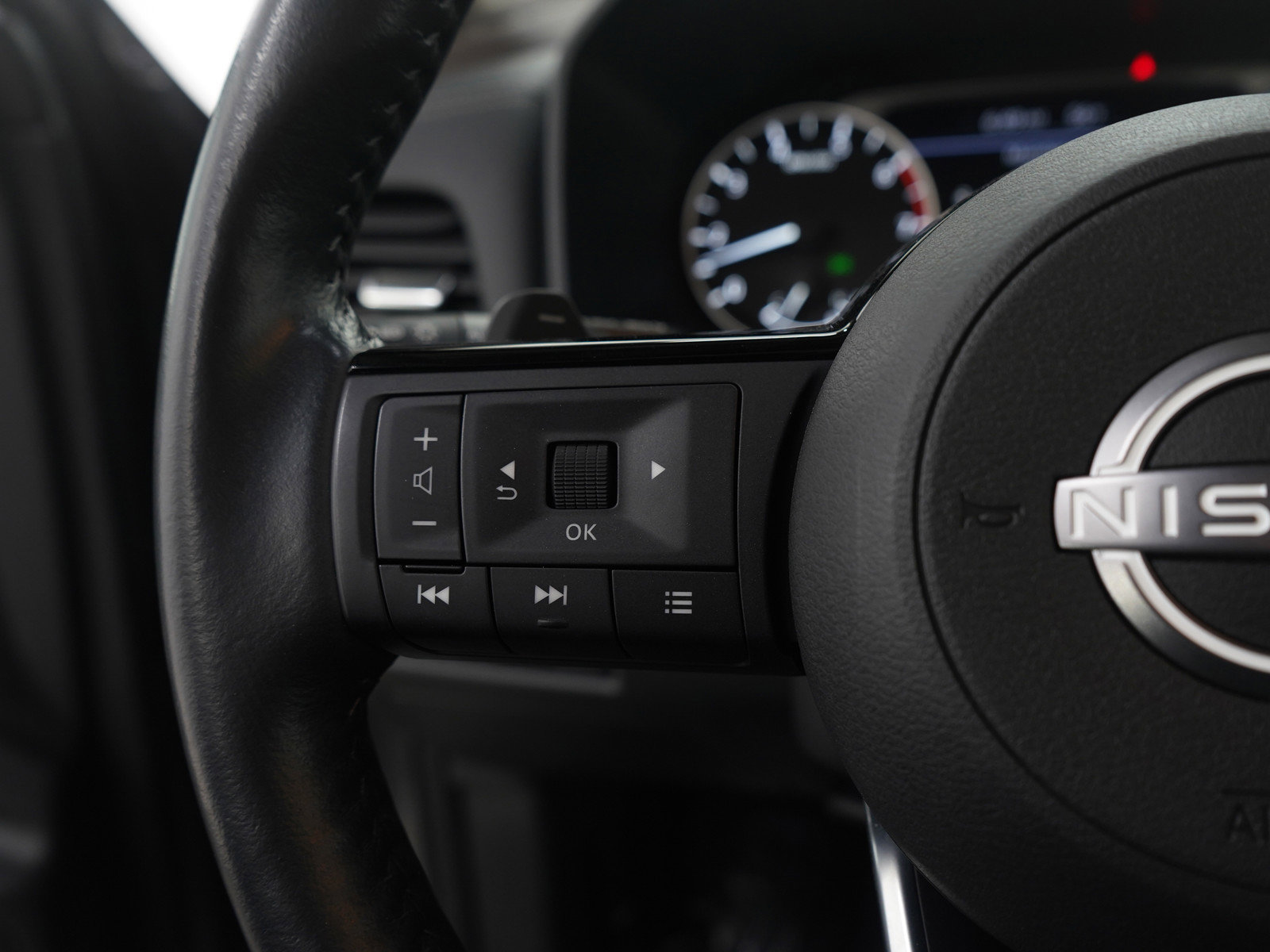 Used 2022 Nissan Rogue SV w/ SV Premium Package image 27