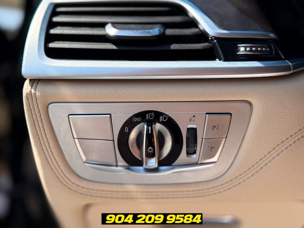 Used 2020 BMW 740i w/ Luxury Rear Seating Package RWD image 12
