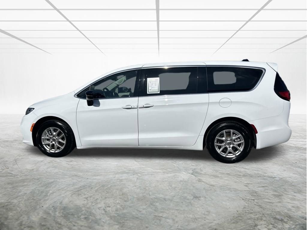 Used 2024 Chrysler Pacifica Touring-L FWD image 7