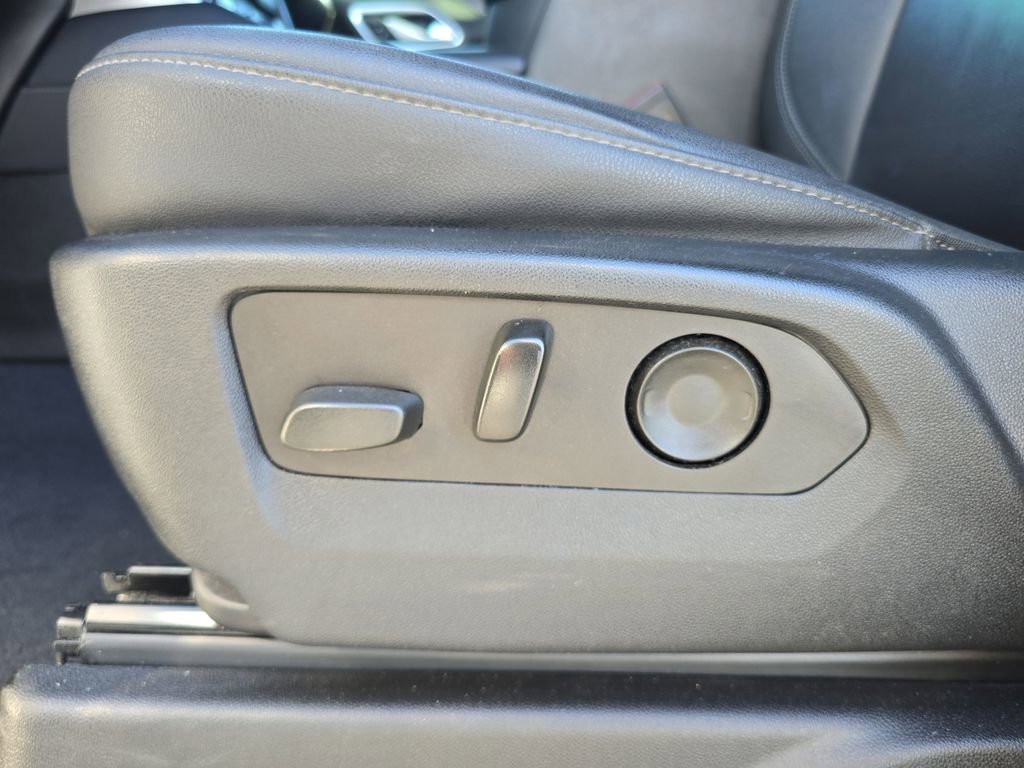 Used 2022 Chevrolet Suburban LT w/ Luxury Package RWD image 17