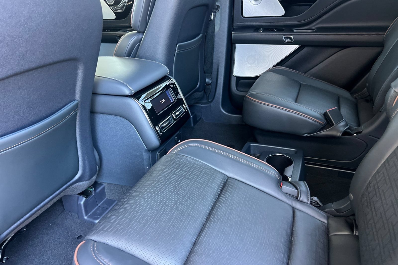 New 2026 Lincoln Aviator Black Label w/ Jet Appearance Package AWD/4WD image 9