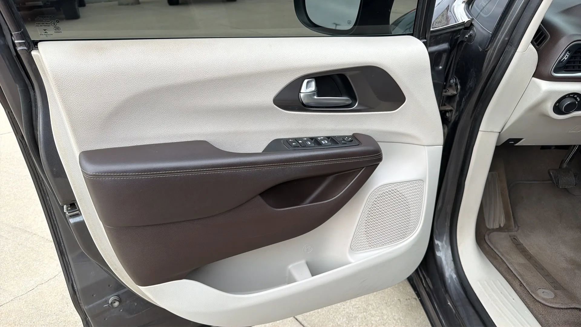 Used 2017 Chrysler Pacifica Touring image 56