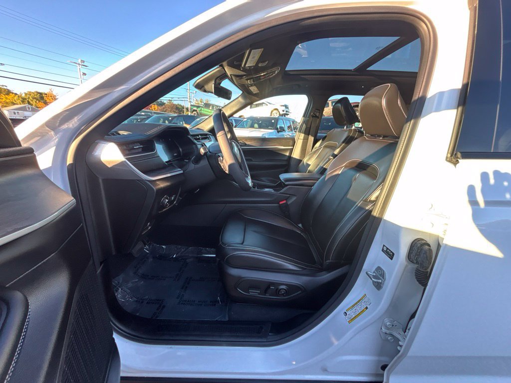 Certified 2025 Jeep Grand Cherokee Limited AWD/4WD image 10