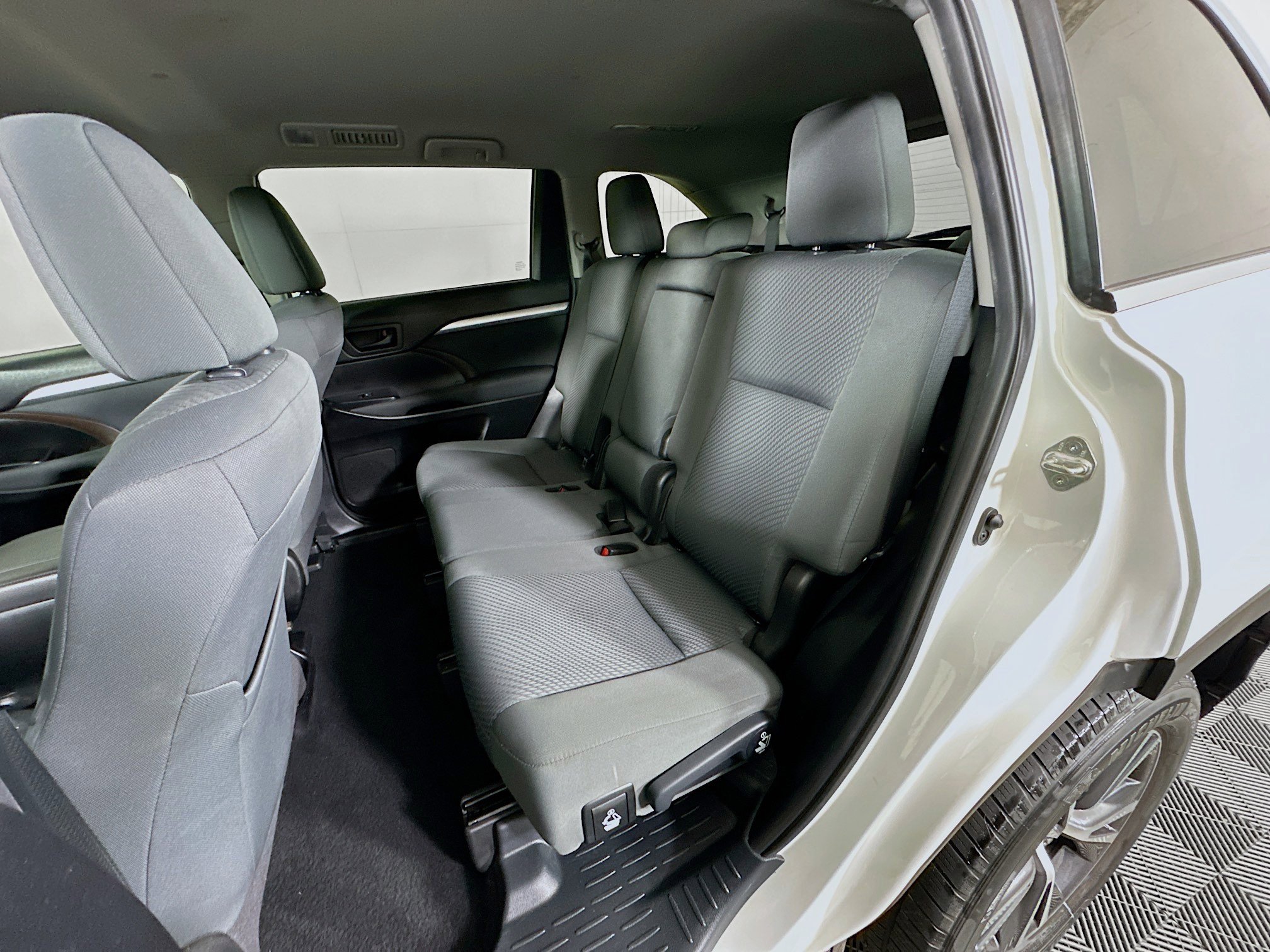 Used 2019 Toyota Highlander LE image 25