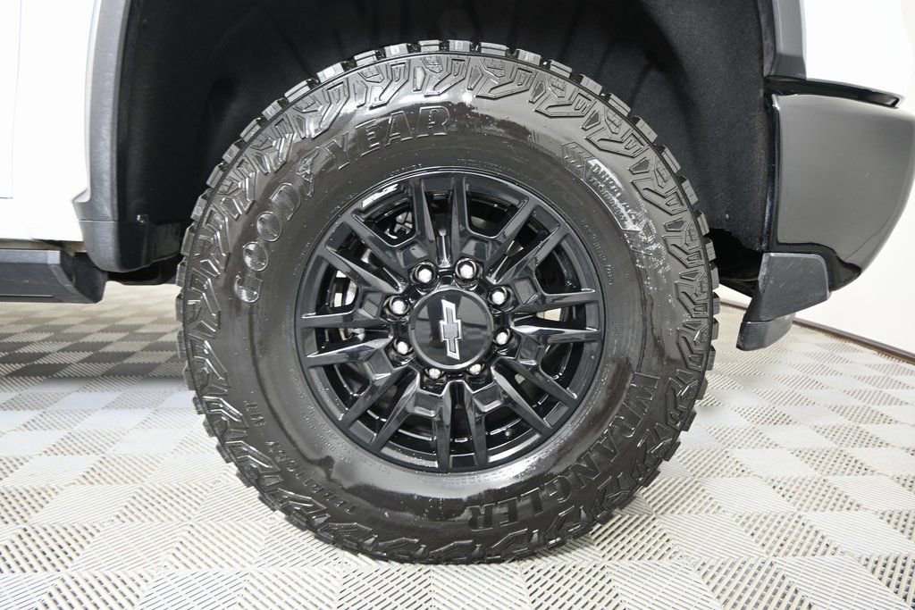 Used 2024 Chevrolet Silverado 2500 ZR2 w/ Technology Package image 12