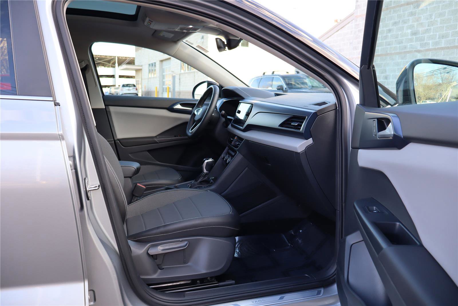 Certified 2023 Volkswagen Taos SE w/ Panoramic Sunroof Package image 29