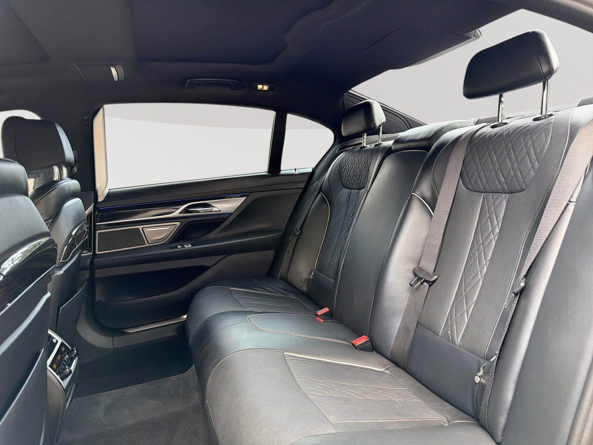 Used 2018 BMW 750i w/ Executive Package RWD image 27