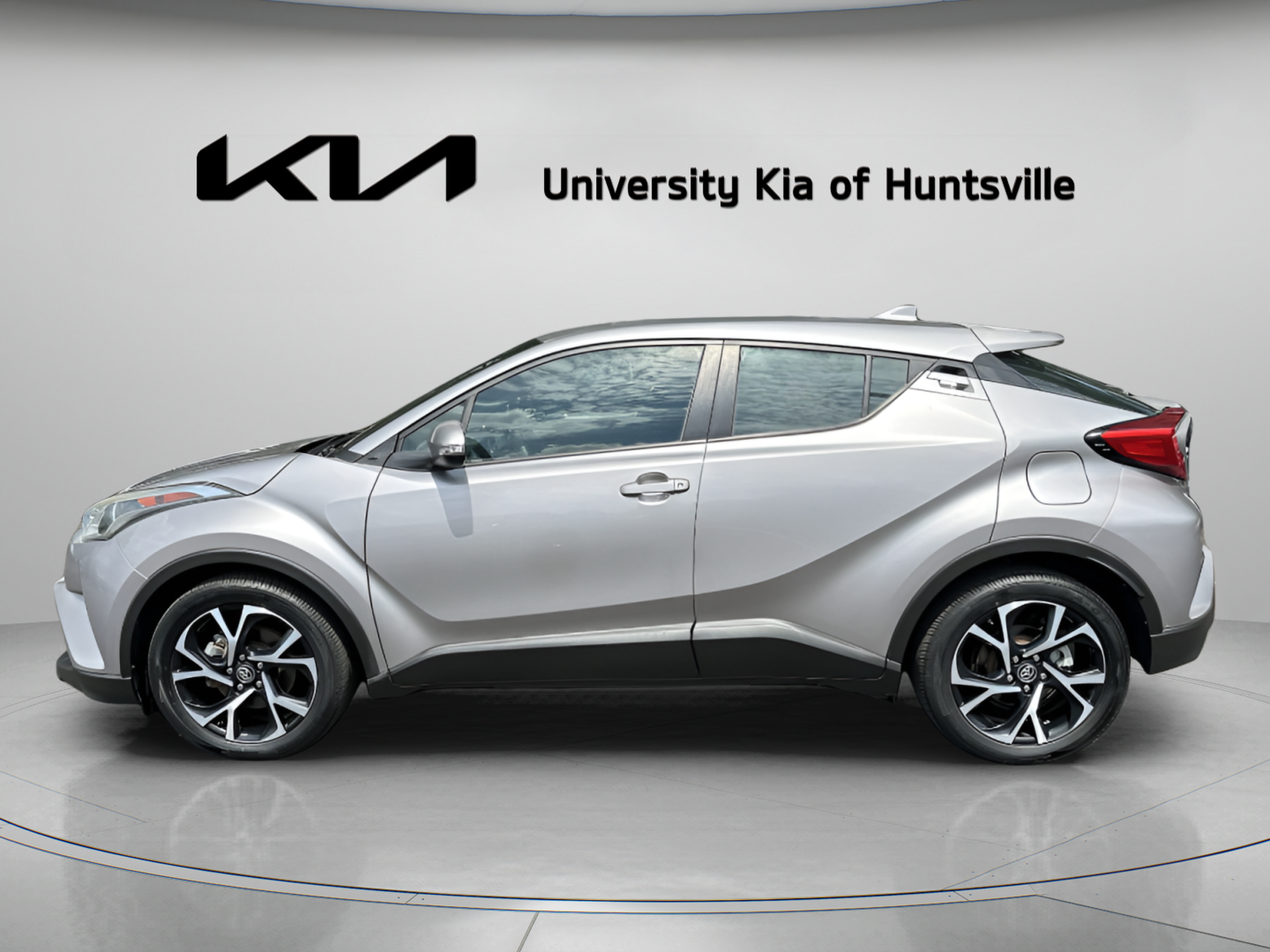 Used 2018 Toyota C-HR XLE FWD image 5