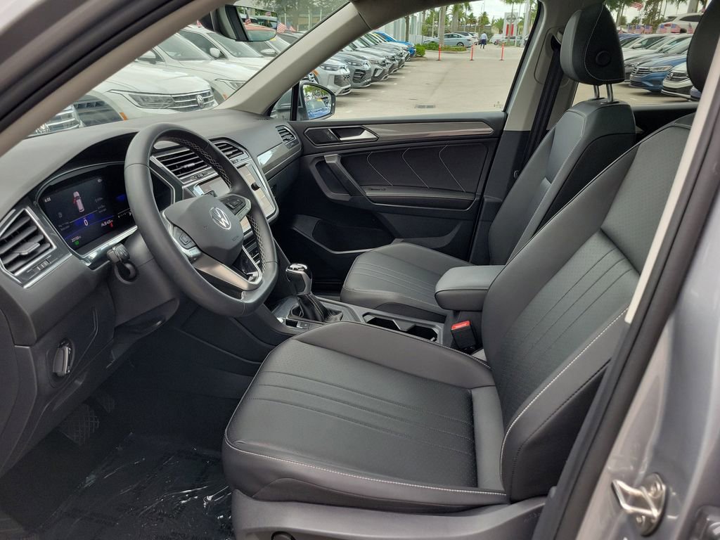 Used 2023 Volkswagen Tiguan SE w/ Panoramic Sunroof Package FWD image 14