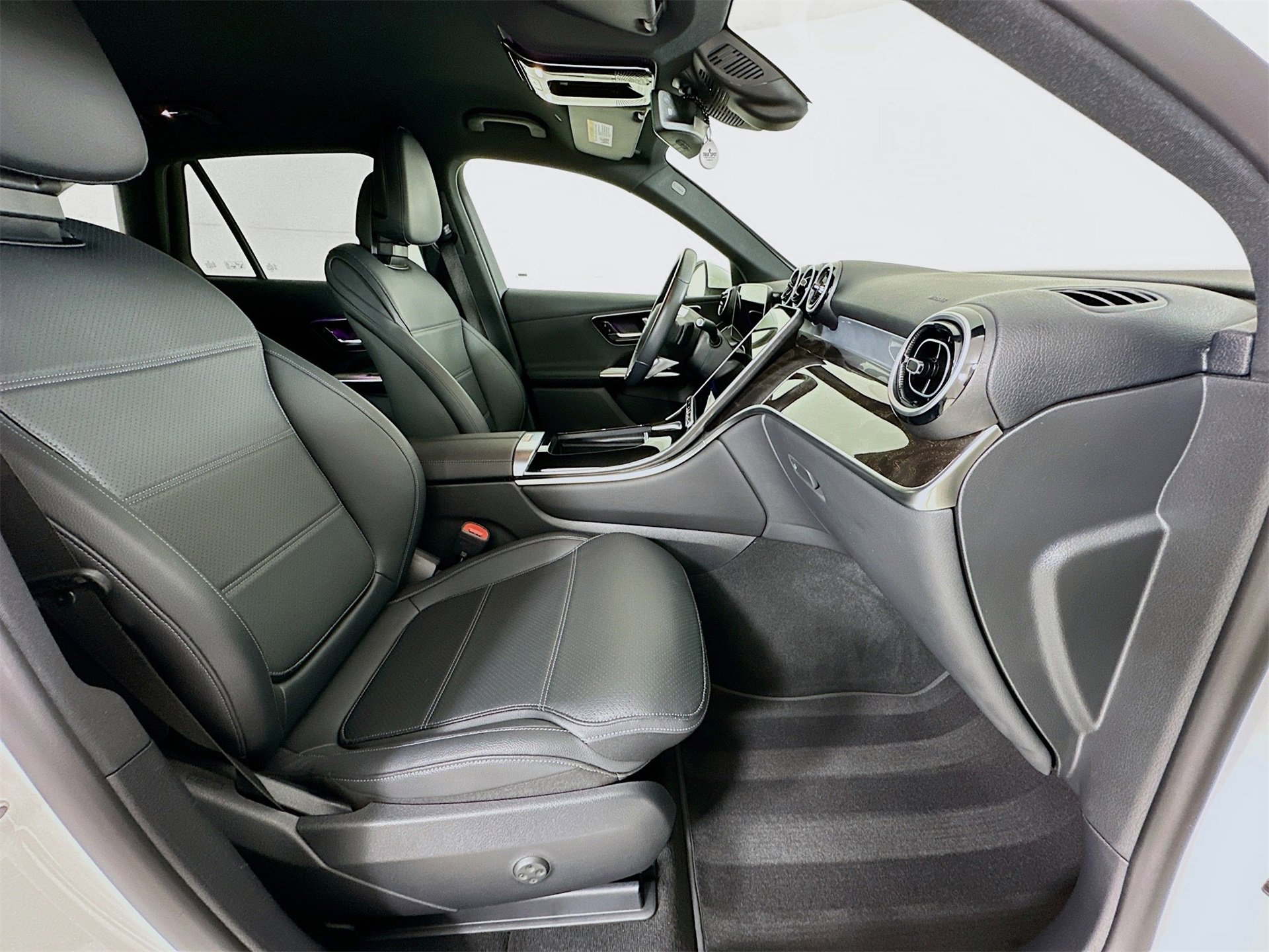 Certified 2025 Mercedes-Benz GLC 300 image 29