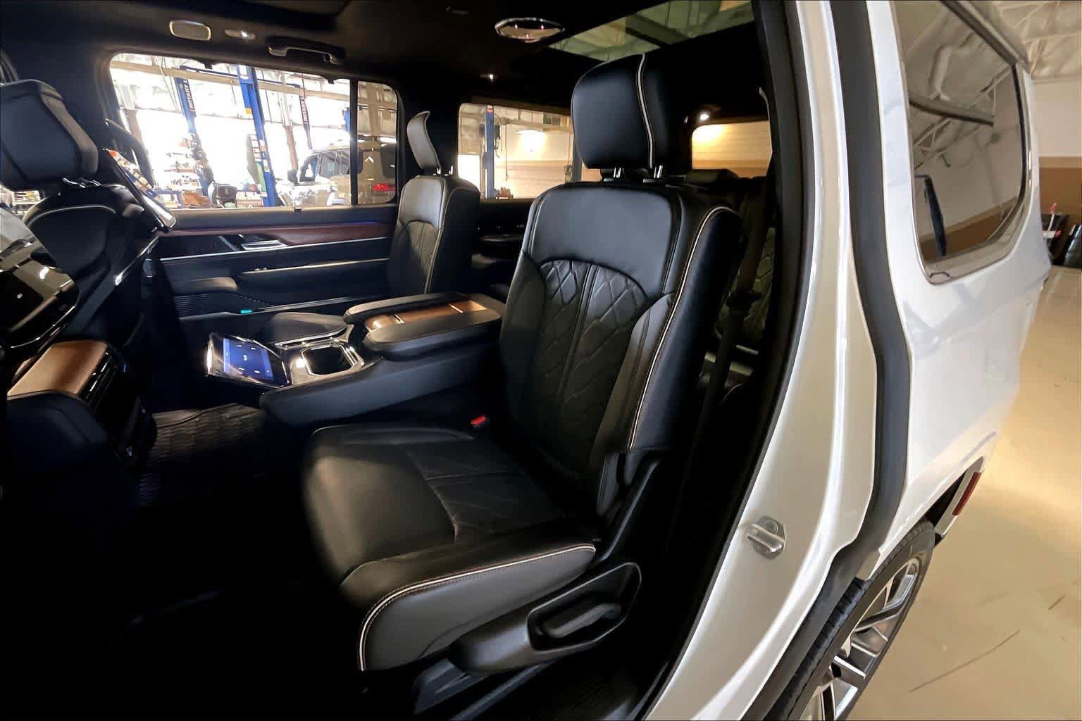 Used 2024 Jeep Grand Wagoneer Series III w/ Rear Seat Video Group 1 AWD/4WD image 19