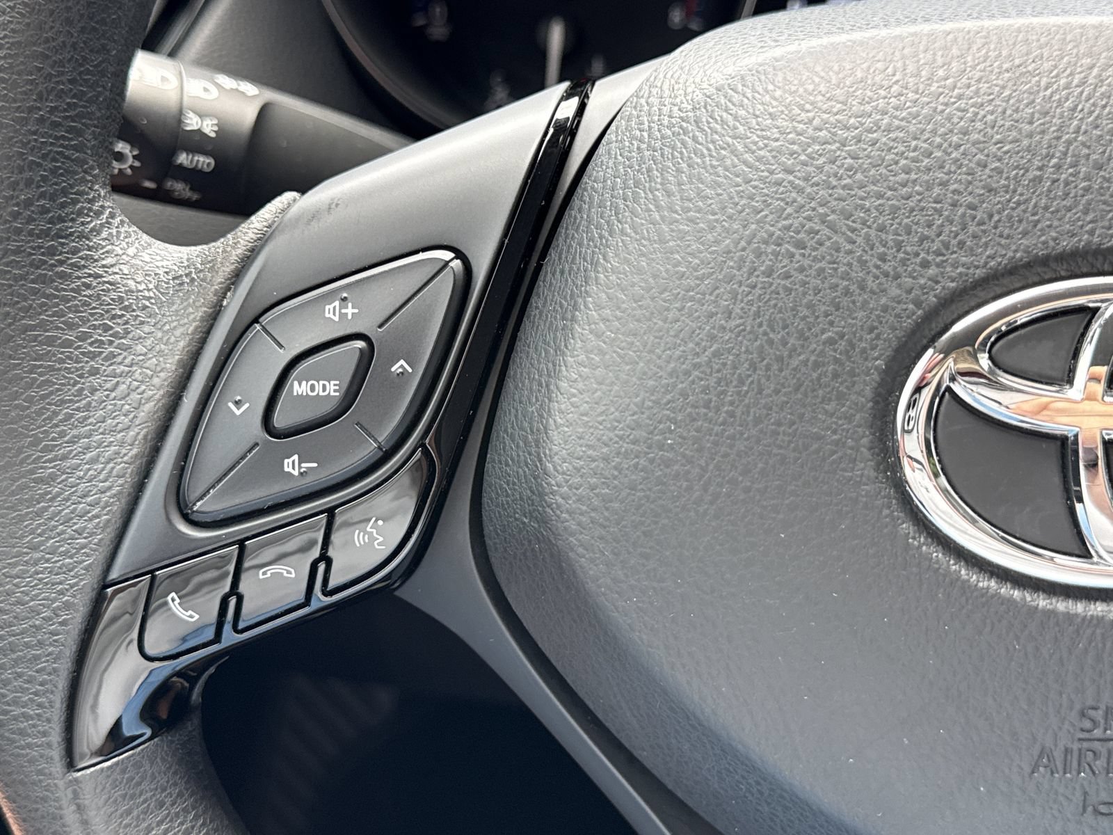 Used 2021 Toyota C-HR LE FWD image 17