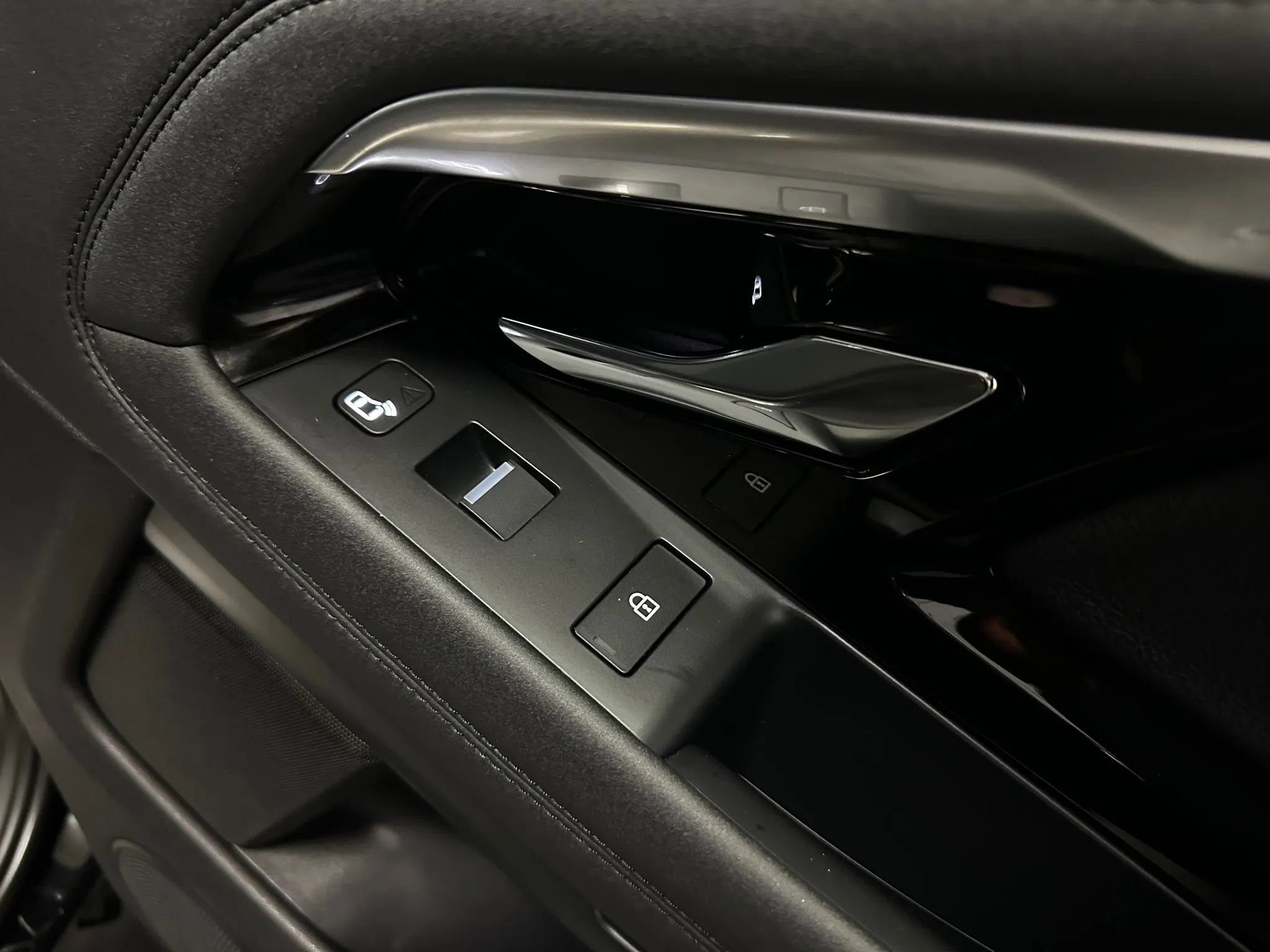 Used 2022 Land Rover Range Rover Evoque R-Dynamic S image 32