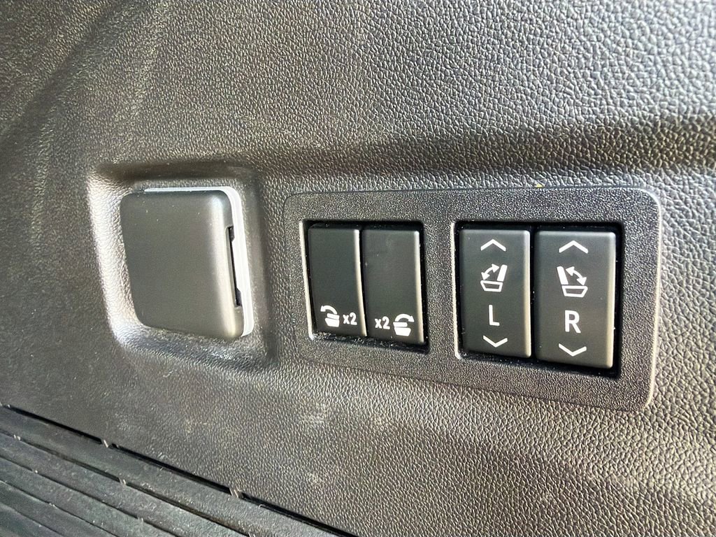 Used 2021 GMC Yukon AT4 w/ Technology Package AWD/4WD image 43